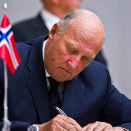 King Harald signs the signerer condolance protocol in the University Hall (Photo: Vegard Grøtt / Scanpix)